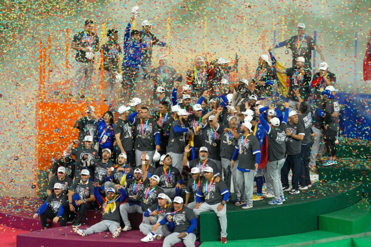 Venezuela celebra su victoria en el VI Clásico Mundial de Béisbol, tras derrotar en la final al favorito elenco de Estados Unidos. Foto: Alberto Boal / EFE.
