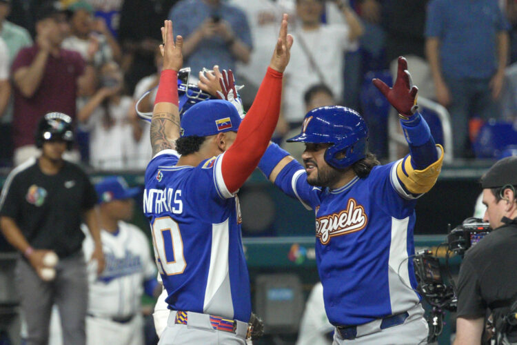 Venezuela remontó ante Italia en la semifinal del Clásico Mundial de Béisbol y se instaló por primera vez en la final del torneo. Foto: Alberto Boal / EFE.