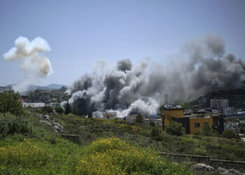 Columnas de humo se elevan en la ciudad de Nabatieh, sur de Líbano, tras un intenso bombardeo israelí en la ciudad. Foto: Edgar Gutiérrez / EFE.