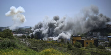 Columnas de humo se elevan en la ciudad de Nabatieh, sur de Líbano, tras un intenso bombardeo israelí en la ciudad. Foto: Edgar Gutiérrez / EFE.