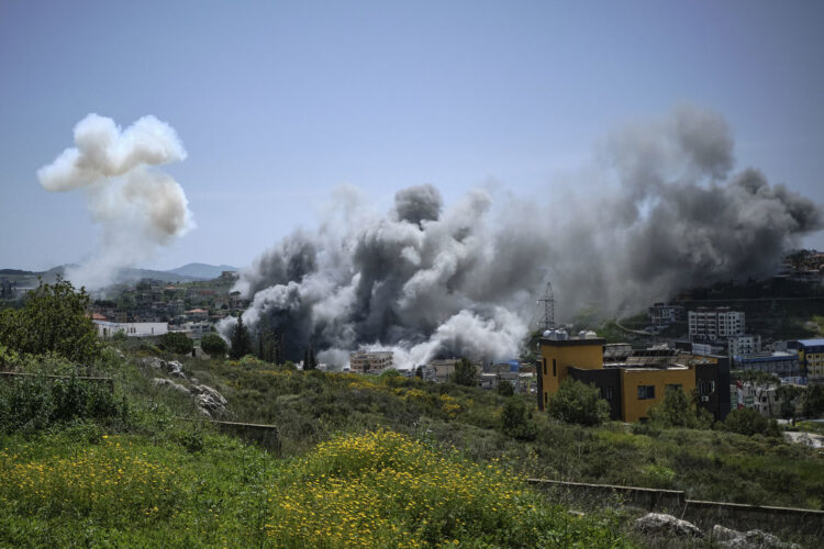 Columnas de humo se elevan en la ciudad de Nabatieh, sur de Líbano, tras un intenso bombardeo israelí en la ciudad. Foto: Edgar Gutiérrez / EFE.