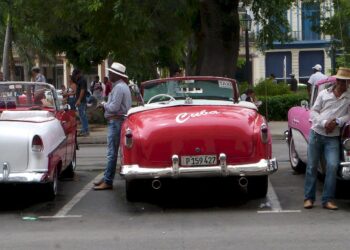 A la caza de los escasos visitantes extranjeros en La Habana Vieja, el epicentro turístico de la capital. Foto:  AMD