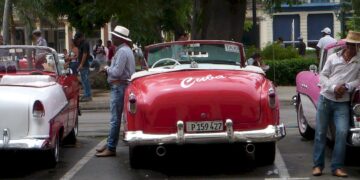 A la caza de los escasos visitantes extranjeros en La Habana Vieja, el epicentro turístico de la capital. Foto:  AMD