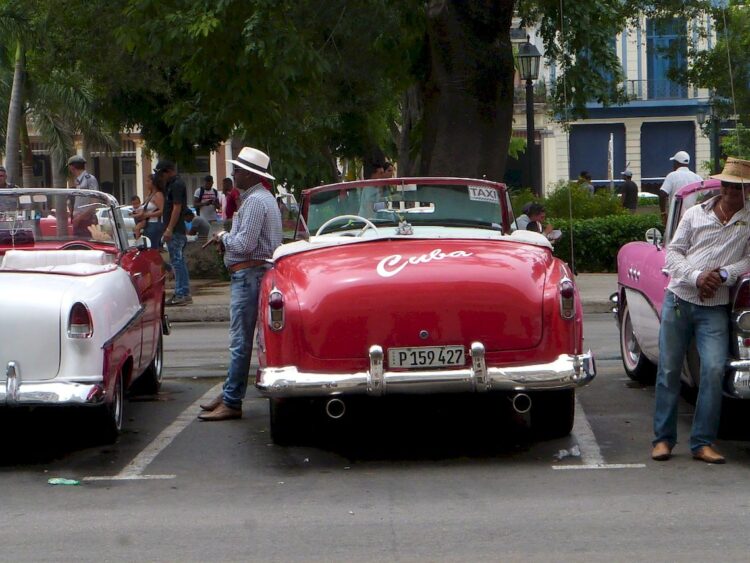 A la caza de los escasos visitantes extranjeros en La Habana Vieja, el epicentro turístico de la capital. Foto:  AMD