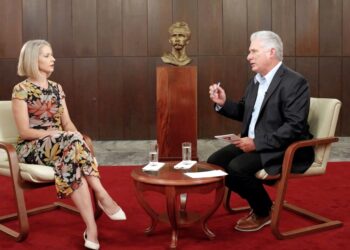 Fotograma cedido por la producción del documental 'Cuba After Castro' donde aparece su codirectora, la periodista Abby Martin, y el presidente de Cuba, Miguel Díaz-Canel. Foto: EFE.