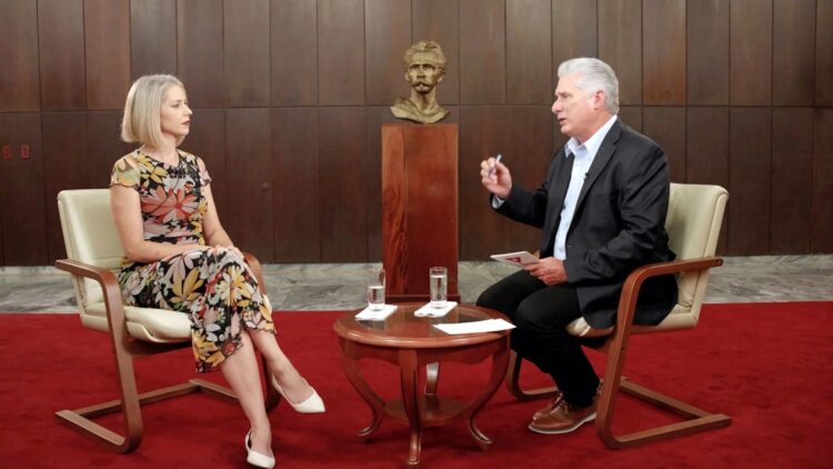 Fotograma cedido por la producción del documental 'Cuba After Castro' donde aparece su codirectora, la periodista Abby Martin, y el presidente de Cuba, Miguel Díaz-Canel. Foto: EFE.