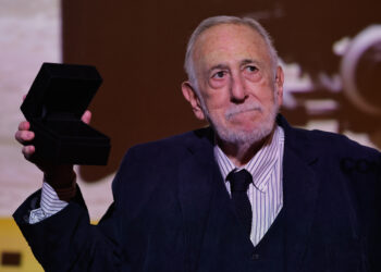 Fotografía de archivo del cineasta argentino Adolfo Aristarain, fallecido a los 82 años el 26 de abril de 2026, con la Medalla de Oro de la Academia del Cine de España. Foto: Juan Ignacio Roncoroni / EFE / Archivo.