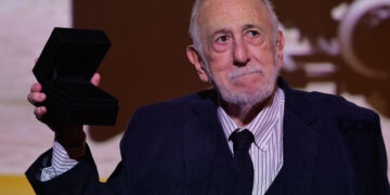Fotografía de archivo del cineasta argentino Adolfo Aristarain, fallecido a los 82 años el 26 de abril de 2026, con la Medalla de Oro de la Academia del Cine de España. Foto: Juan Ignacio Roncoroni / EFE / Archivo.