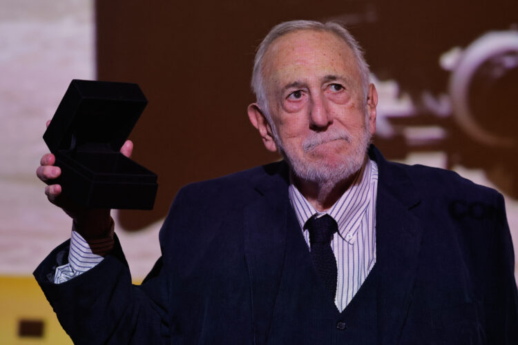 Fotografía de archivo del cineasta argentino Adolfo Aristarain, fallecido a los 82 años el 26 de abril de 2026, con la Medalla de Oro de la Academia del Cine de España. Foto: Juan Ignacio Roncoroni / EFE / Archivo.