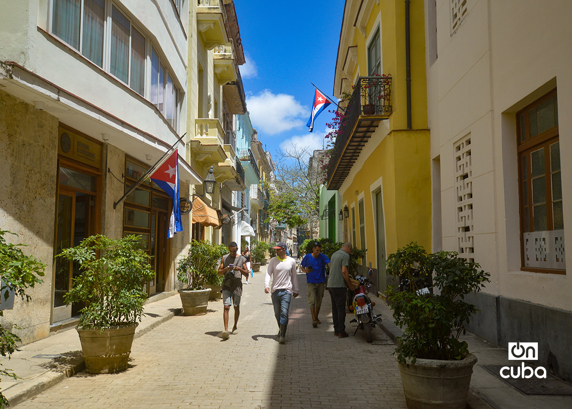 Las calles de La Habana Vieja, que antiguamente estaban siempre llenas, hoy permanecen vacías o con muy pocas personas. Foto: Otmaro Rodríguez.