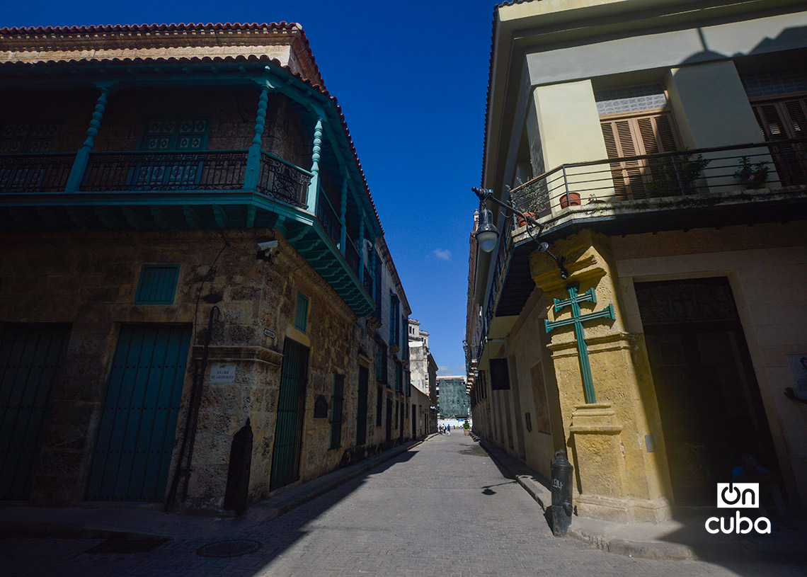 Calle Amargura, en La Habana Vieja, sin transeúntes. Foto: Otmaro Rodríguez.