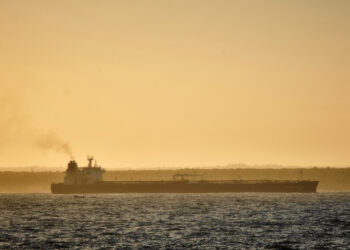 Buque petrolero ruso Anatoli Kolodkin este martes, en la bahía de Matanzas. La embarcación trajo el primer cargamento de petróleo en llegar a la isla en los últimos tres meses. Foto: EFE/STR.