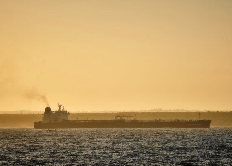 Buque petrolero ruso Anatoli Kolodkin este martes, en la bahía de Matanzas. La embarcación trajo el primer cargamento de petróleo en llegar a la isla en los últimos tres meses. Foto: EFE/STR.