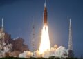 La misión Artemis II de la NASA despegó con éxito desde el Centro Espacial Kennedy en Cabo Cañaveral, Florida, el 1 de abril de 2026, llevando a cuatro astronautas en un viaje histórico de 10 días alrededor de la Luna. Foto: Cristóbal Herrera-Ulashkevich / EFE / EPA.