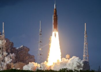 La misión Artemis II de la NASA despegó con éxito desde el Centro Espacial Kennedy en Cabo Cañaveral, Florida, el 1 de abril de 2026, llevando a cuatro astronautas en un viaje histórico de 10 días alrededor de la Luna. Foto: Cristóbal Herrera-Ulashkevich / EFE / EPA.