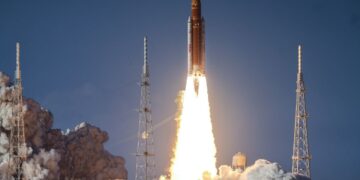 La misión Artemis II de la NASA despegó con éxito desde el Centro Espacial Kennedy en Cabo Cañaveral, Florida, el 1 de abril de 2026, llevando a cuatro astronautas en un viaje histórico de 10 días alrededor de la Luna. Foto: Cristóbal Herrera-Ulashkevich / EFE / EPA.