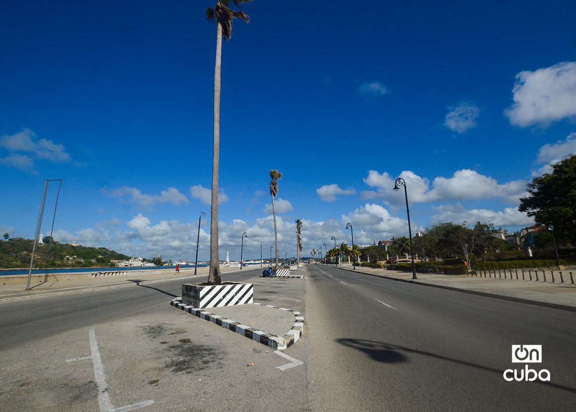 La Avenida del Puerto, en La Habana Vieja, apenas sin personas caminando ni transporte. Foto: Otmaro Rodríguez.