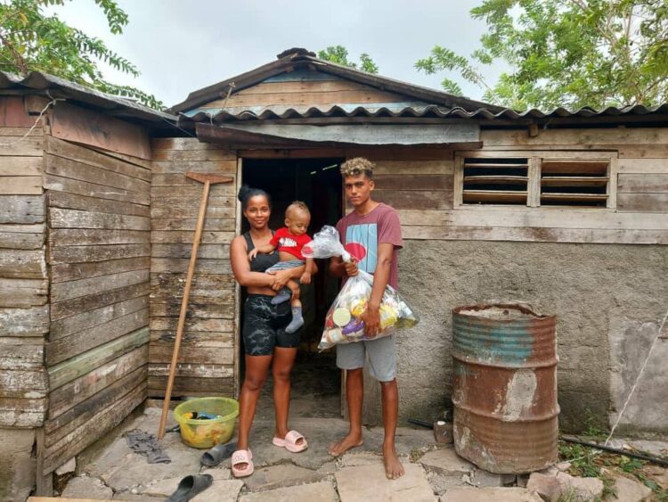 Ayuda entregada por Cáritas a damnificados del huracán Melissa en Santiago de Cuba. Foto: Arzobispado de Santiago de Cuba / Facebook.