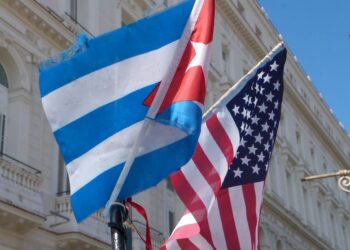 Banderas de Cuba y EE.UU sobre un bicitaxi en La Habana Vieja. Foto: AMD