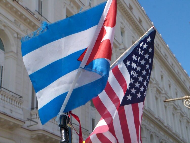 Banderas de Cuba y EE.UU sobre un bicitaxi en La Habana Vieja. Foto: AMD