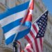 Banderas de Cuba y EE.UU sobre un bicitaxi en La Habana Vieja. Foto: AMD