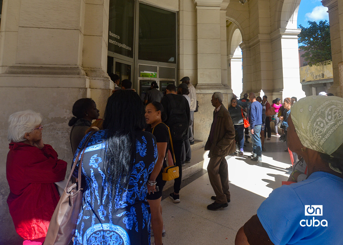 Personas hacen cola en un banco en La Habana. Foto: Otmaro Rodríguez.