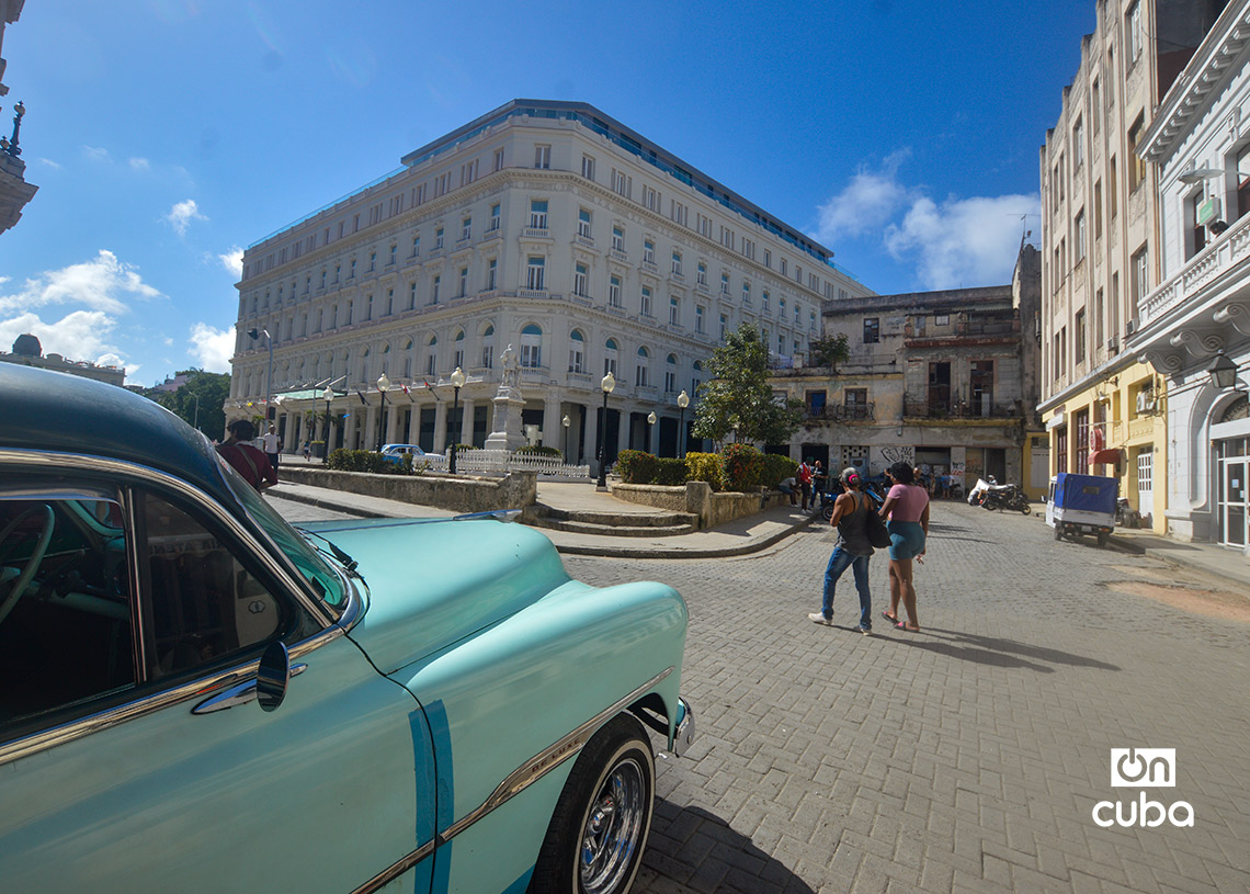 Calle Bernaza, en La Habana Vieja, con muy poco movimiento si se compara con algún  tiempo atrás. Foto: Otmaro Rodríguez.