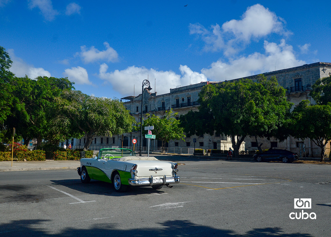 Un auto de renta espera por la llegada de algún turista en La Habana Vieja. Foto: Otmaro Rodríguez.