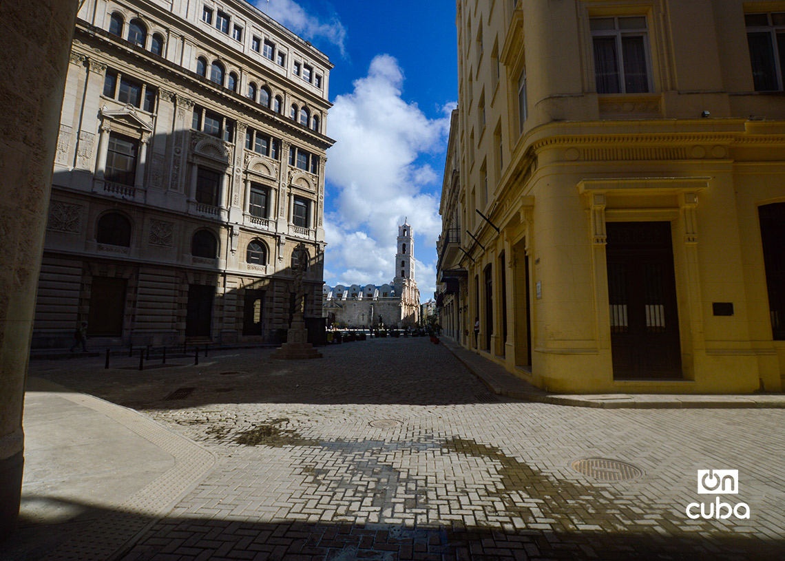Calle Oficio, sin transeúntes, en La Habana Vieja. Foto: Otmaro Rodríguez.