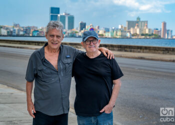 A pocas horas de aterrizar en La Habana, con el Malecón de fondo, Chico Buarque posa junto a su amigo Silvio Rodríguez, tras casi treinta años sin verse. Foto: Kaloian.