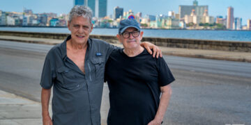 A pocas horas de aterrizar en La Habana, con el Malecón de fondo, Chico Buarque posa junto a su amigo Silvio Rodríguez, tras casi treinta años sin verse. Foto: Kaloian.