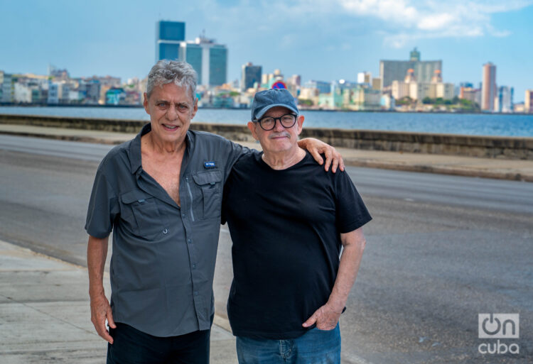 A pocas horas de aterrizar en La Habana, con el Malecón de fondo, Chico Buarque posa junto a su amigo Silvio Rodríguez, tras casi treinta años sin verse. Foto: Kaloian.