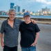 A pocas horas de aterrizar en La Habana, con el Malecón de fondo, Chico Buarque posa junto a su amigo Silvio Rodríguez, tras casi treinta años sin verse. Foto: Kaloian.