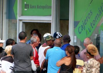 Ciudadanos se agolpan para extraer dinero en un cajero automático de La Habana. Foto: AMD.