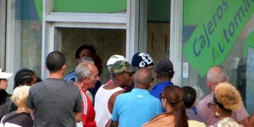 Ciudadanos se agolpan para extraer dinero en un cajero automático de La Habana. Foto: AMD.