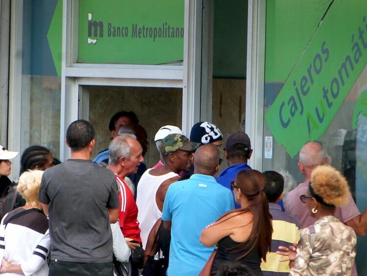 Ciudadanos se agolpan para extraer dinero en un cajero automático de La Habana. Foto: AMD.