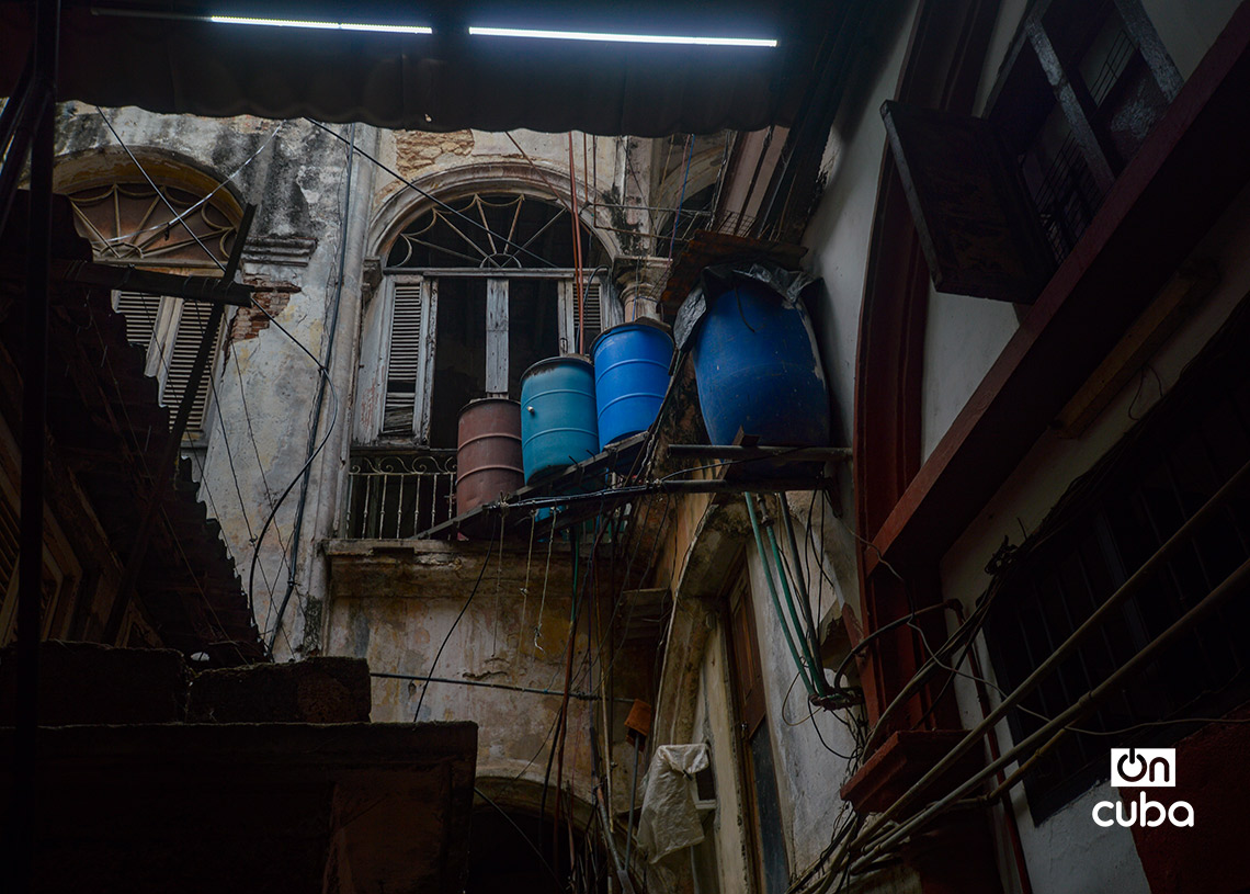 Tanques para acumular agua en La Habana. Foto: Otmaro Rodríguez.