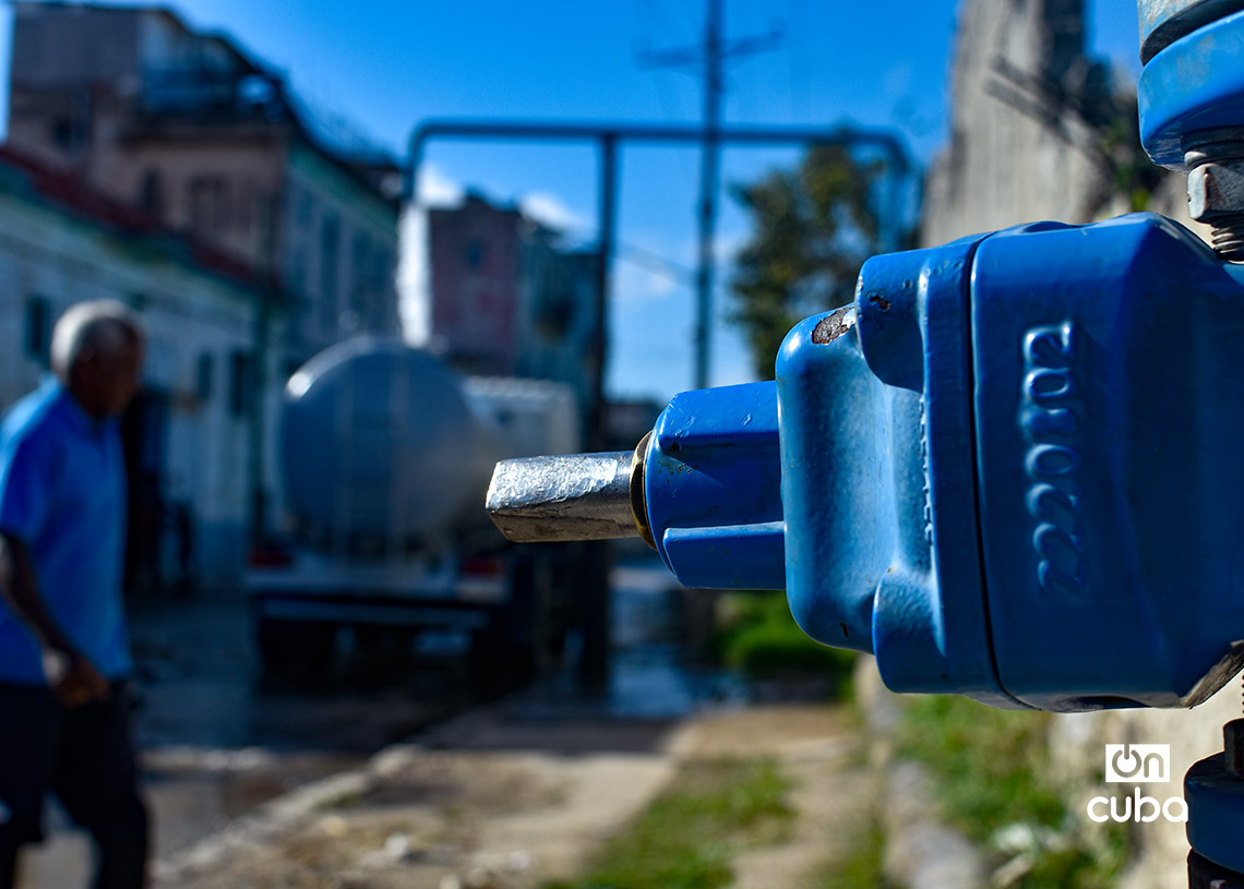 Llave reguladora del suministro de agua, en un punto de llenado de pipas en La Habana. Foto: Otmaro Rodríguez.