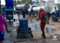 Personas con tanques y otros recipientes, en un punto de llenado de pipas de agua en La Habana. Foto: Otmaro Rodríguez.