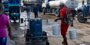 Personas con tanques y otros recipientes, en un punto de llenado de pipas de agua en La Habana. Foto: Otmaro Rodríguez.