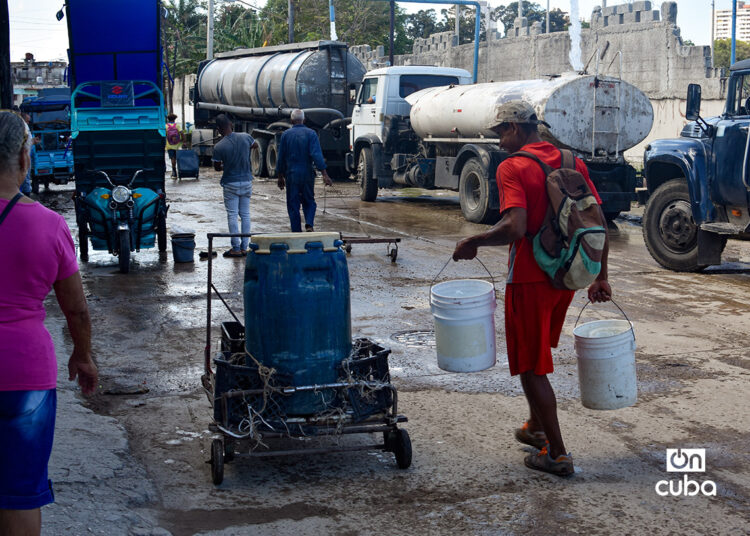 Personas con tanques y otros recipientes, en un punto de llenado de pipas de agua en La Habana. Foto: Otmaro Rodríguez.