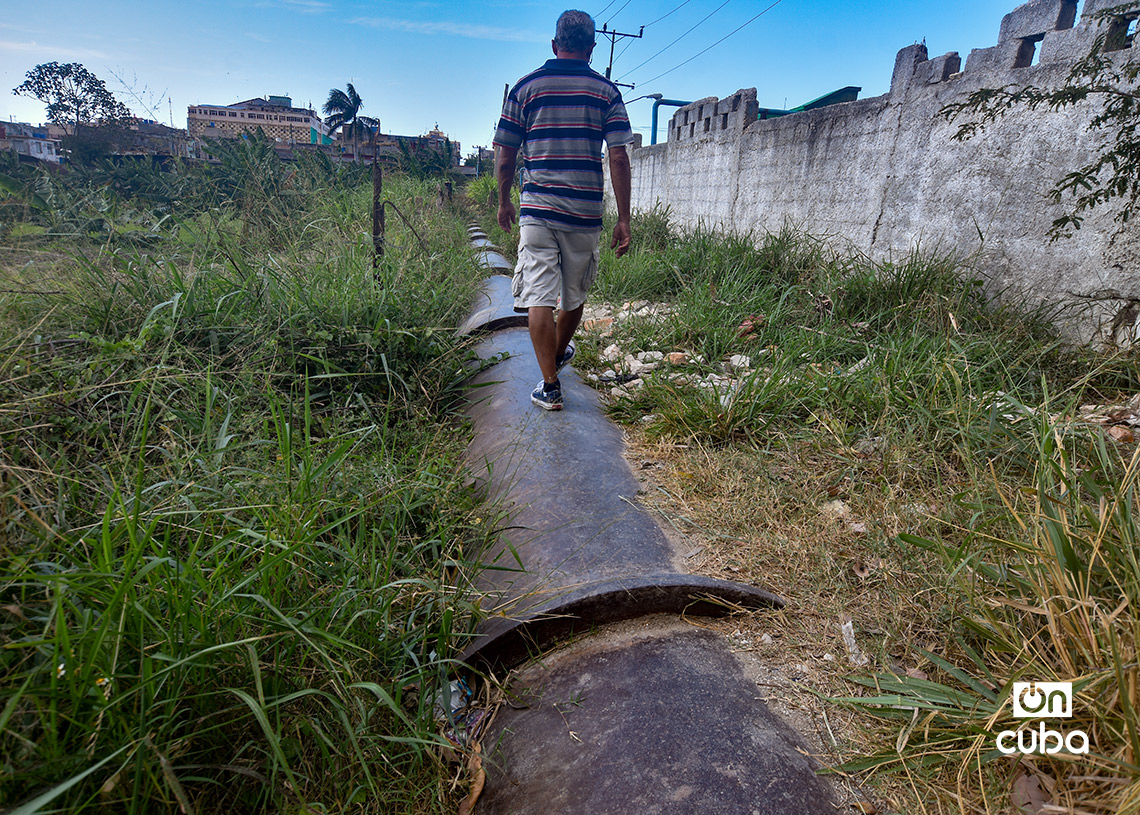 Tubería maestra de suministro de agua, que abastece un punto de llenado de pipas en La Habana. Foto: Otmaro Rodríguez.