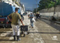 Un hombre espera para llenar pomos de agua, en un punto de llenado de pipas en La Habana. Foto: Otmaro Rodríguez.