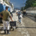 Un hombre espera para llenar pomos de agua, en un punto de llenado de pipas en La Habana. Foto: Otmaro Rodríguez.