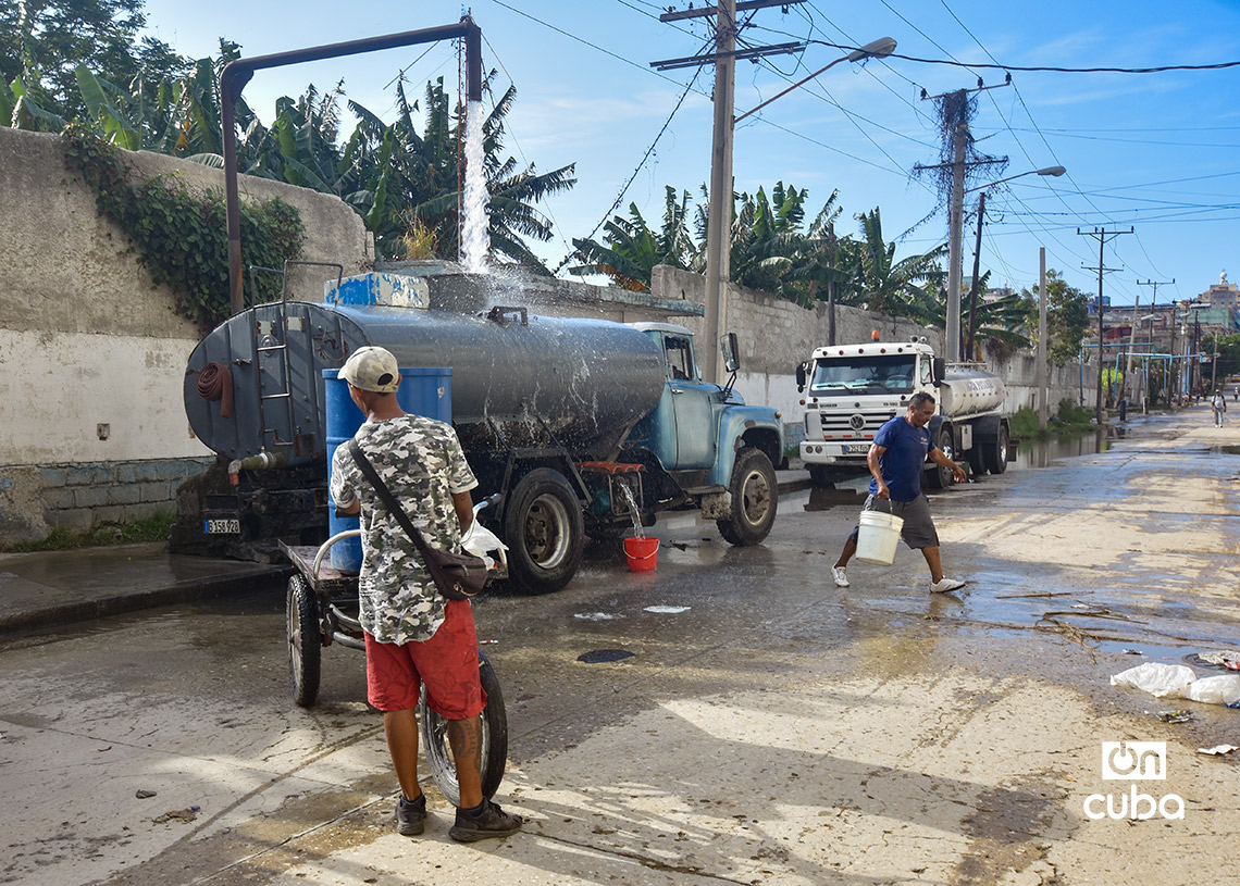 Personas con tanques y otros recipientes, en un punto de llenado de pipas de agua en La Habana. Foto: Otmaro Rodríguez.