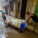 Dos hombres cargando agua en La Habana. Foto: Otmaro Rodríguez.