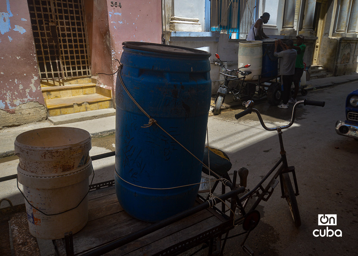 Tanques y otros recipientes vacíos en espera para ser llenados de agua. Foto: Otmaro Rodríguez.