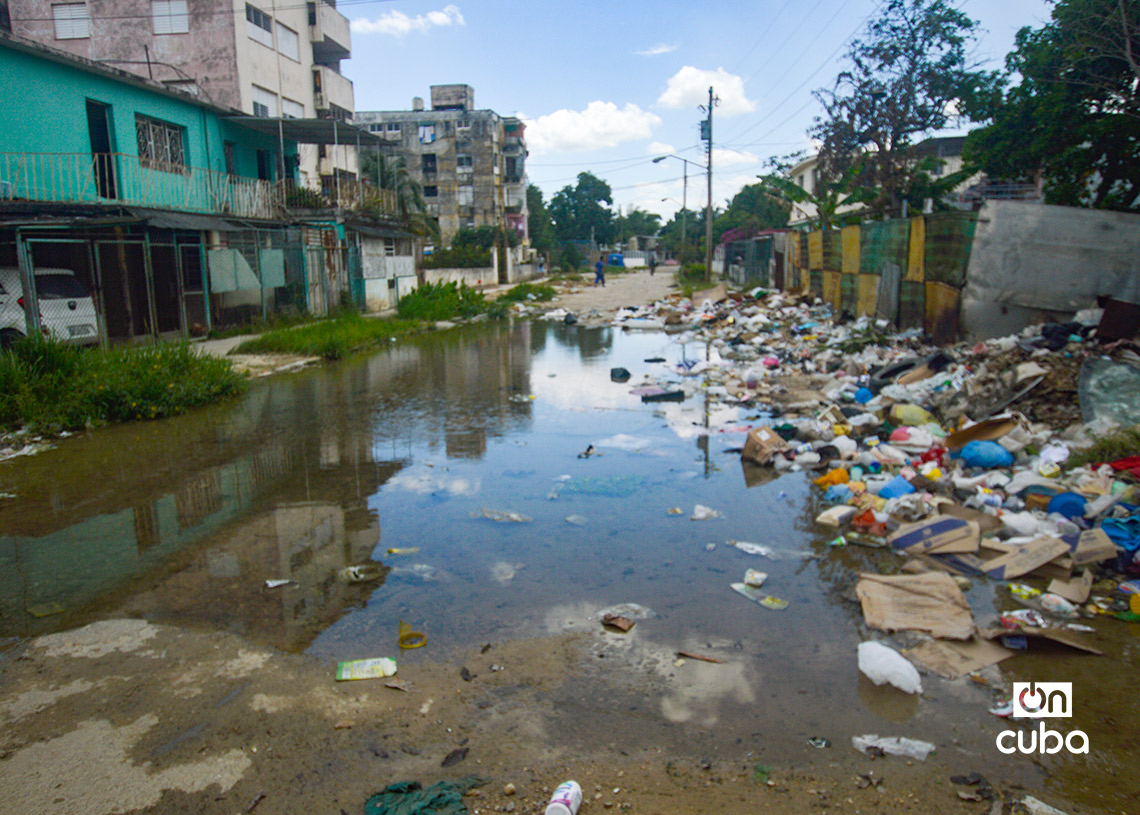 Acumulación de basura y agua por un salidero en el reparto Martí, en La Habana. Foto: Otmaro Rodríguez.