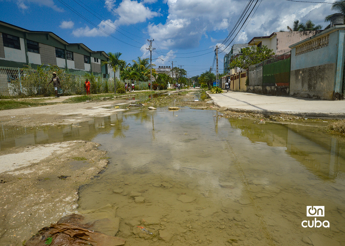 Acumulación de agua por un salidero en el reparto Martí, en La Habana. Foto: Otmaro Rodríguez.