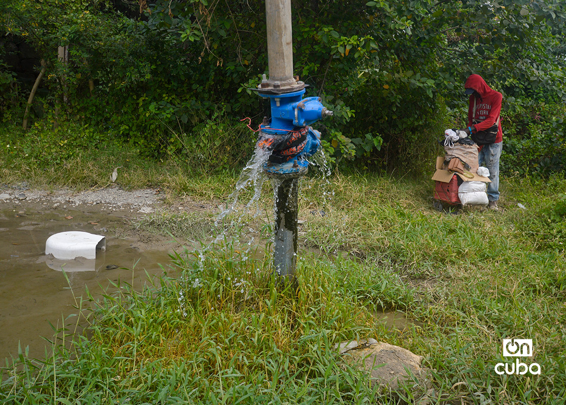 Salidero de agua en una tubería, en La Habana. Foto: Otmaro Rodríguez.